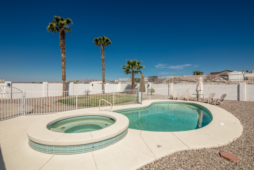 Home with Heated pool with spa and fence in Lake Havasu